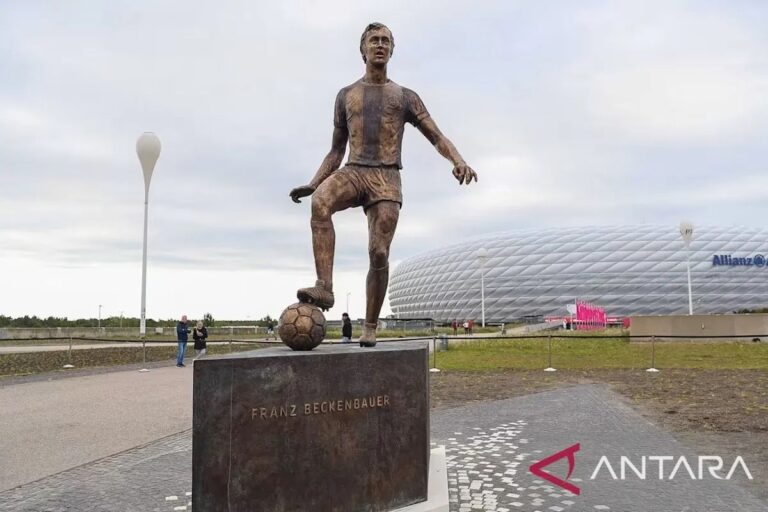 FC Bayern Muenchen Perkenalkan Patung Perunggu Franz Beckenbauer