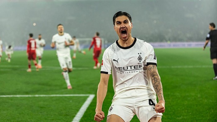 Gladbach Kalahkan Koln 3-1, Kevin Diks Cetak Gol Perdana di Bundesliga