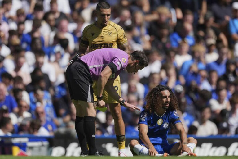 Barcelona Membidik Bek Crystal