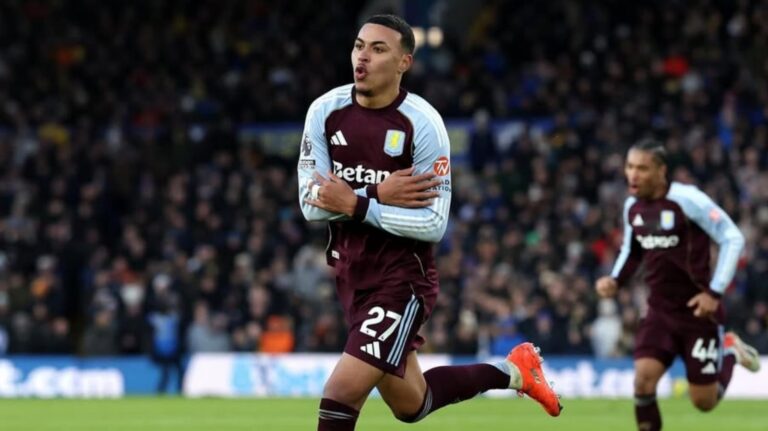 Aston Villa Menang 2–1 atas Manchester United, Rogers Bintang